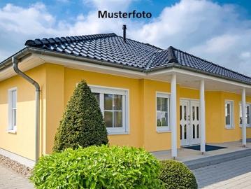 Villa mit Garage und Garten