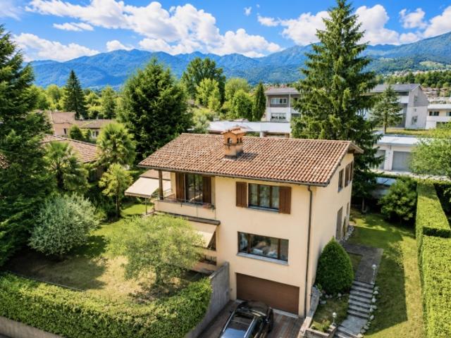 Villa mit Garten, freiem Blick und Plan für den Pool
