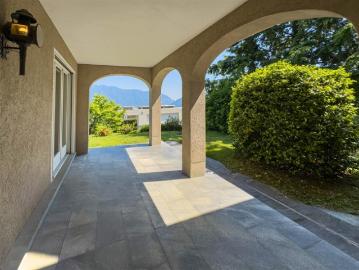 Villa mit Garten und freiem Blick auf den Golf von Lugano in Carona