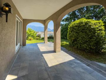 Villa mit Garten und offenem Blick auf den Golf von Lugano in Carona