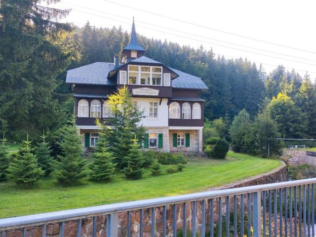 Villa mit großzügigem Grundstück