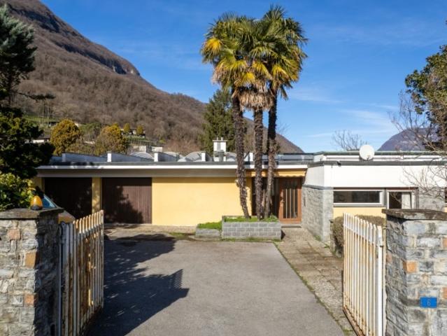 Villa mit grossem Grundstück und Landreserve R2 / Villa con ampio terreno e riserva edificabile R2 / Villa mit großem Grundstück und Entwicklungsgebiet R2