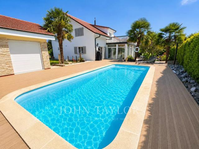 Villa mit Familie mit Swimmingpool