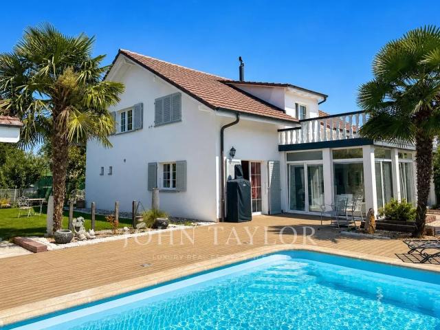 Villa mit Familie mit Swimmingpool