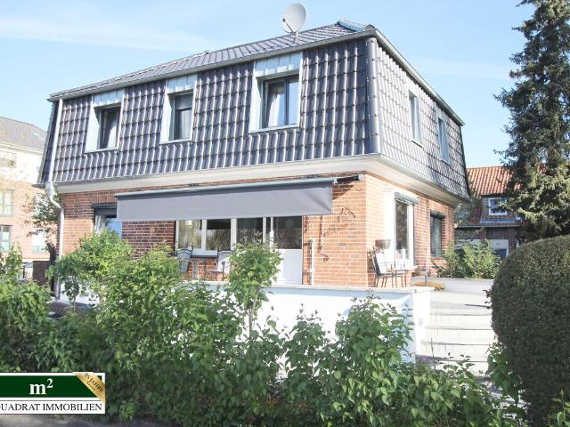 FAM.FREUNDLICHE VILLA MIT KRÜPPELWALMDACH MOD. 2015 MIT AUSBAUOPTION IM PREMIUM QUARTIER ROTES FELD!