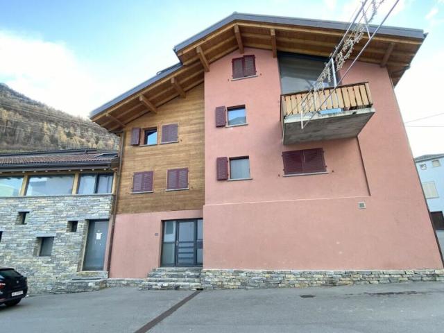 Villa mit Innenpool im Dorfzentrum
