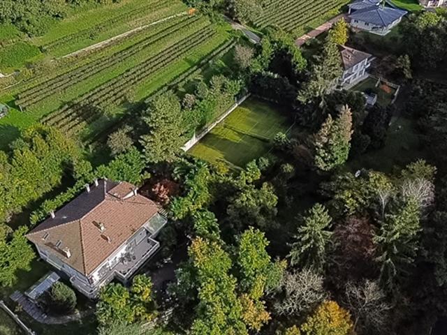 Villa mit wunderschönem Park und Tennisplatz