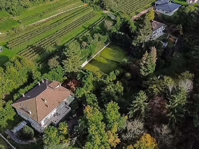 Villa mit wunderschönem Park und Tennisplatz