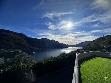 Villa mit herrlichem Seeblick in Vico MorcoteGroßzügige und helle Eckvilla mit unvergleichlichem See