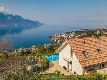 Villa mit Schwimmbad und Panoramablick