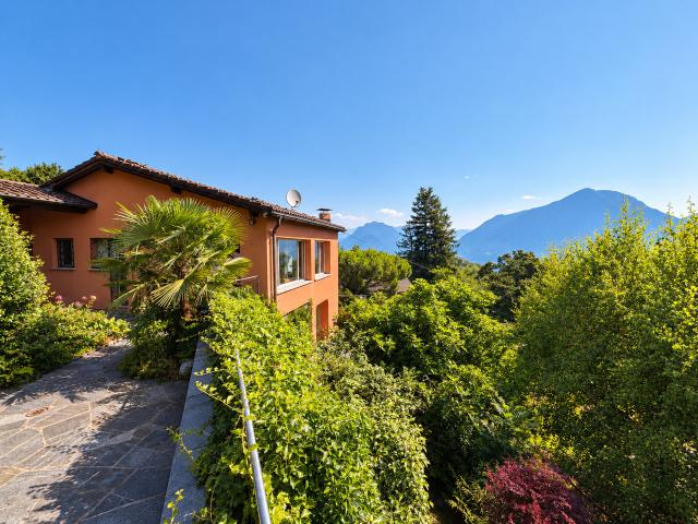VILLA MIT SEEBLICK UND POOL