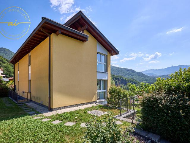 VILLA MIT SEPARATEM BÜRO UND WUNDERVOLLEN GARTEN