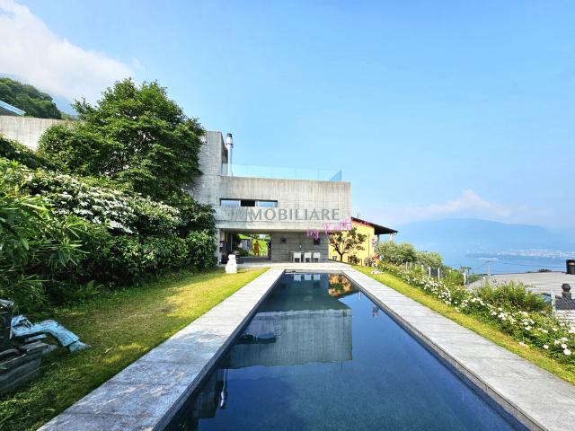 Villa mit Sichtbeton, Panoramaseeblick und nachhaltiger Ausstattung