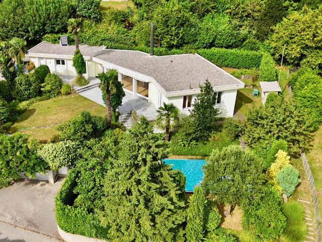 Villa mit Schwimmbad und Blick auf den Luganer See und die nahen Berge