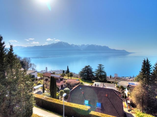 Villa mit Panoramablick auf den See und die Alpen