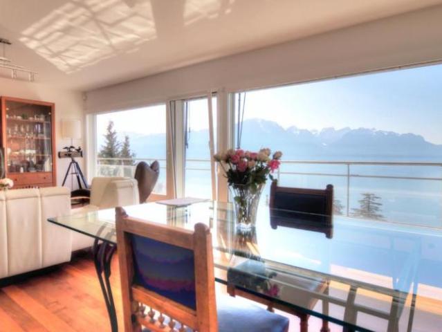 Villa mit Panoramablick auf den See und die Alpen