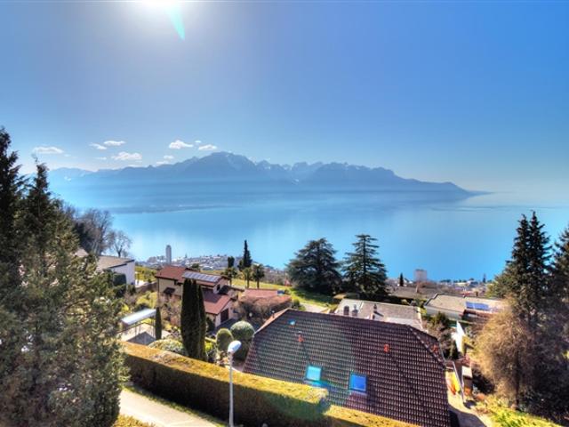Villa mit Panoramablick auf den See und die Alpen