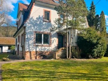 Villa mit parkähnlichem Grundstück und Pool