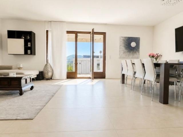 Villa mit privatem Garten und angenehmer offener Aussicht