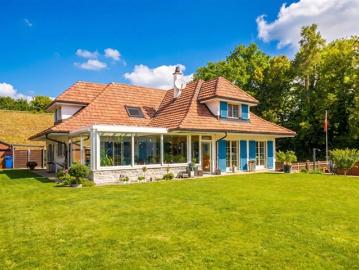 VILLA MIT WINTERGARTEN, SCHWIMMBAD UND EINLIEGERWOHNUNG
