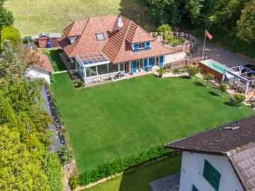 VILLA MIT WINTERGARTEN, SCHWIMMBAD UND EINLIEGERWOHNUNG