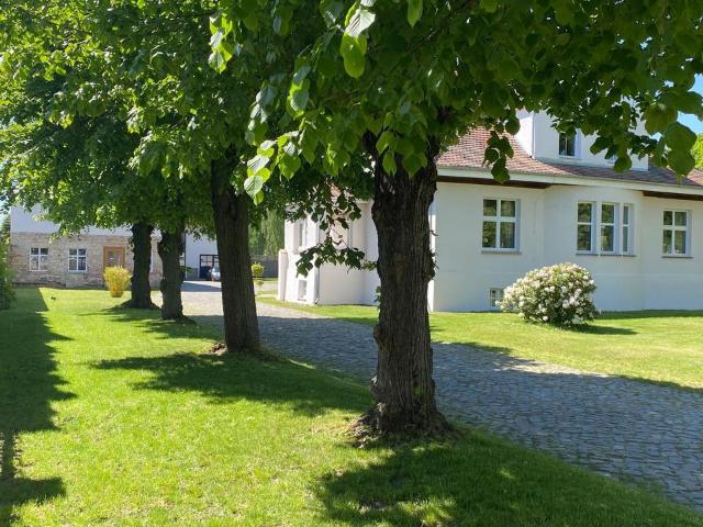 Villa mit viel Grün und traumhafter Scheune