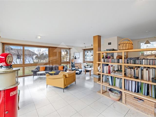 VILLA MIT ZWEI WOHNUNGEN UND EINEM ZUSATZBAU ZUR RENOVIERUNG