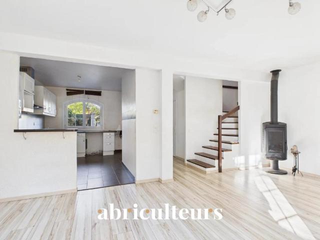 Villa mitoyenne 89m2 avec jardin, 3 chambres, combles aménagés et accès piscine – Domaine sécurisé à Villeneuve Loubet