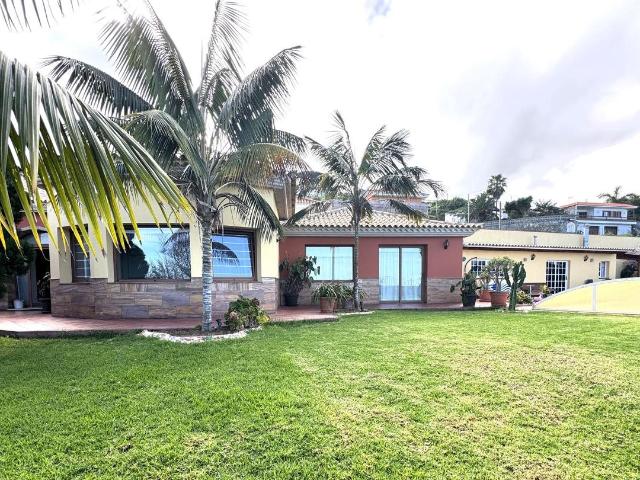 Villa moderna con anexo de invitados y vistas panorámicas en. 341m² Los Quevedos