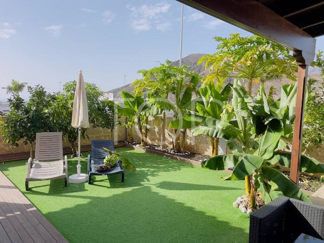 Villa moderna con piscina en venta en Los Cristianos