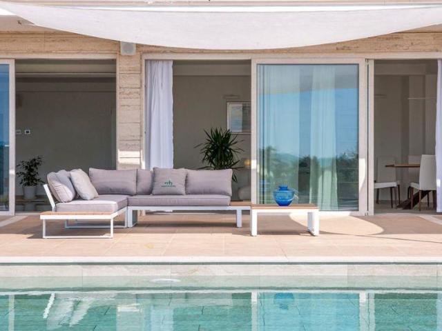 Villa moderna con piscina interna ed esterna. 340m² Acqualagna