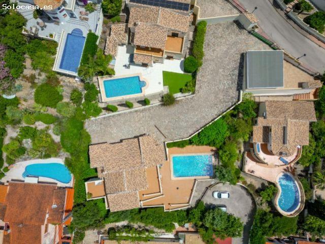 Villa moderna de lujo con vistas panorámicas al valle, piscina privada y 5