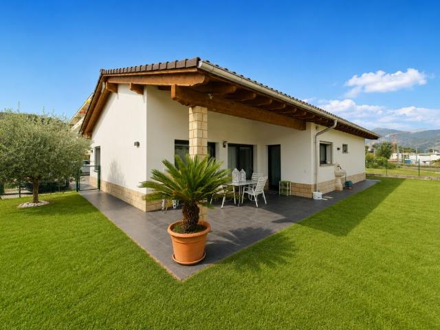 VILLA MODERNA DI 6.5 LOCALI CON AMPIO GIARDINO A STABIO