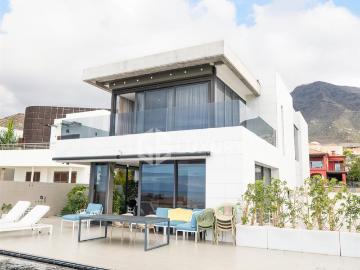 Villa moderna en El Madroñal con vistas panorámicas al océan. 440m² Adeje