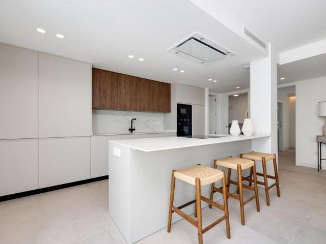 Villa Moderna en Venta en Mutxamel: Diseño y Tranquilidad Cerca del Mar