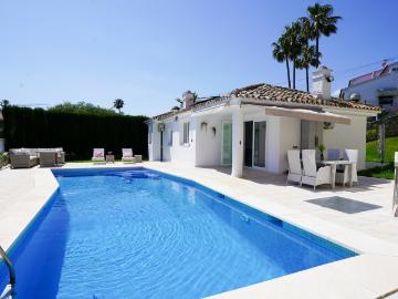 Villa Moderna junto a la Playa con Piscina Salina y Cocina Exterior – Disponible para Alquiler a Corto y Largo Plazo