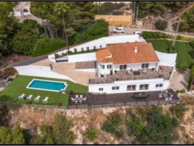 VILLA MODERNA Y ELEGANTE DE LUJO CON 4 DORMITORIOS EN CALPE