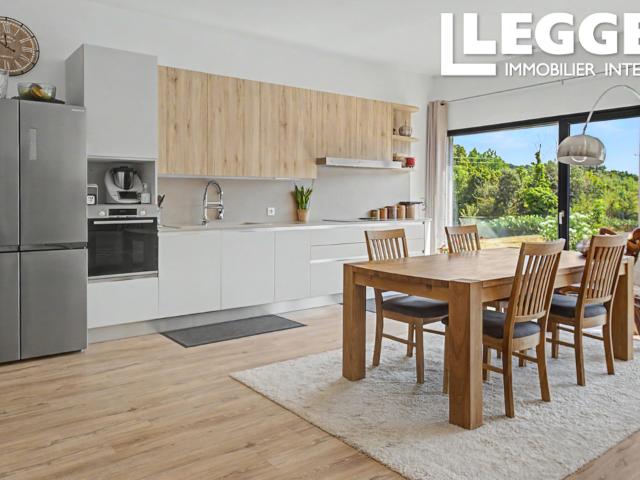 Villa moderne de plain pied en parfait état, avec garage, grand jardin et vues panoramiques exceptionnelles