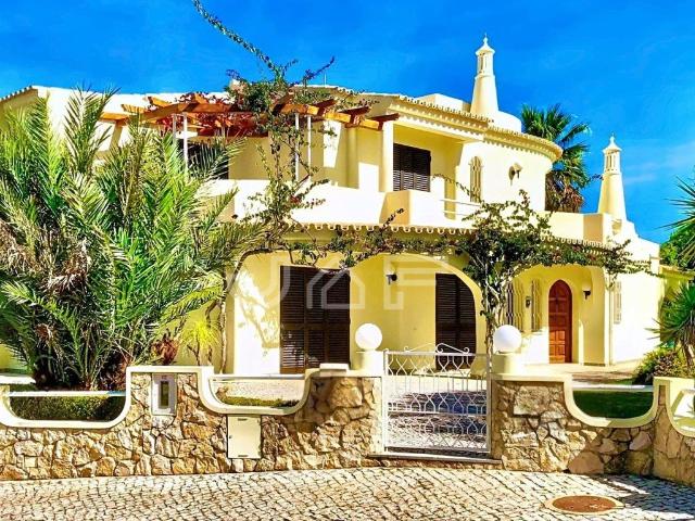 Villa Moradia T5 com Piscina Privada e Acesso Direto ao Golf. 283m² Quarteira