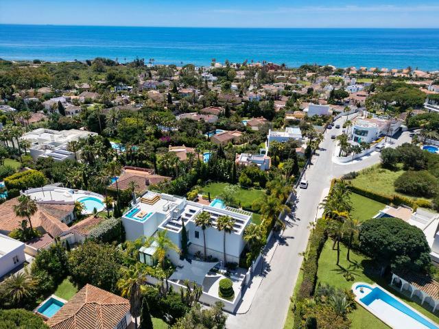 Villa Natura, Marbella Este – Villa de Lujo Galardonada con Vistas al Mar y la Montaña