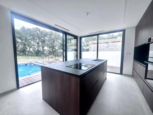 Villa neuve 4 faces avec piscine et jacuzzi