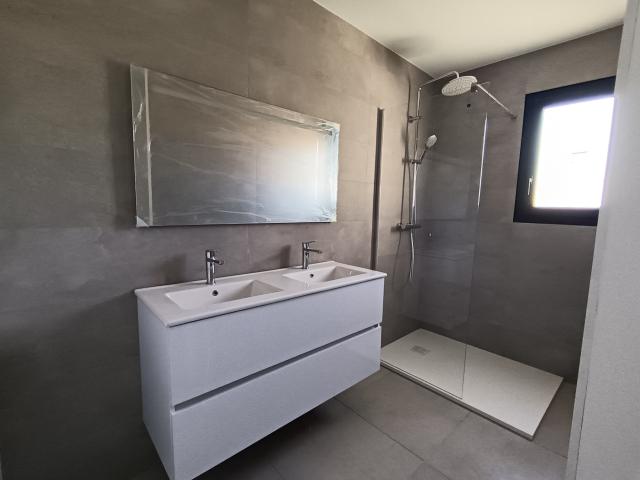 Villa neuve 3 chambres avec garage à Sainte Marie La Mer plage