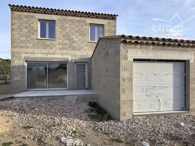Villa neuve de type 4 avec garage et piscine