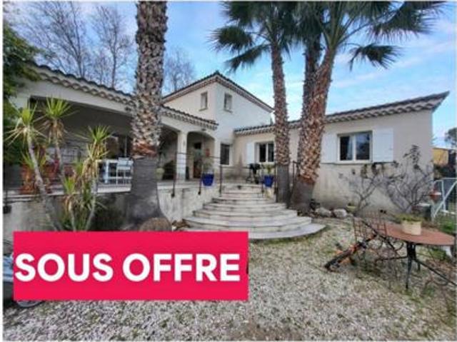 Villa Noves 5 pièce s 169m2 4 chambres terrain 2000m2 Piscine terrasse