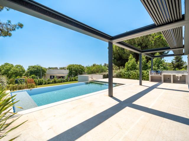 Villa nueva con piscina infinita y vistas al mar en Hacienda Las Chapas Marbella Este