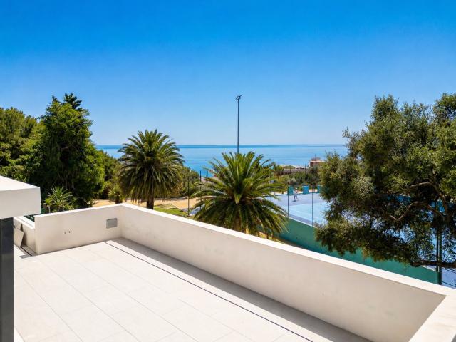 Villa nueva con vistas al mar y cerca de servicios en Huerta Belón Marbella