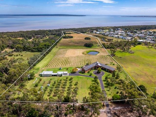14.5 ACRES FORESHORE LIFESTYLE PROPERTY WITH BEAUTIFUL WATER VIEWS!