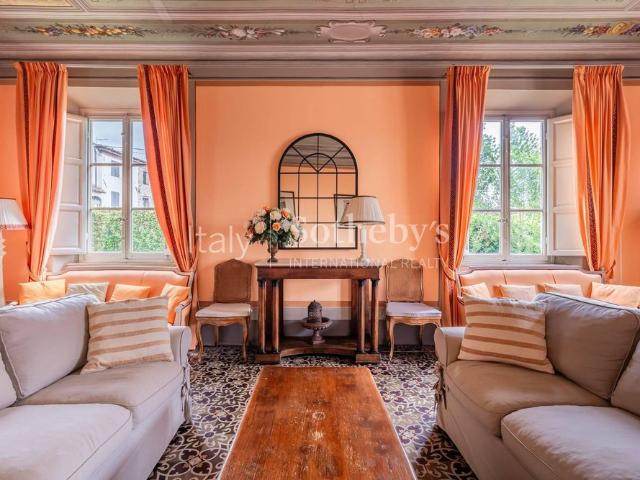 Villa ottocentesca con piscina nelle colline lucchesi