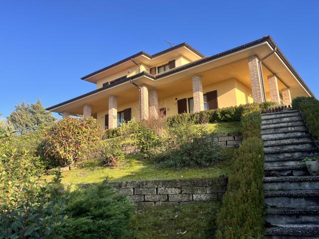 Villa panoramica con giardino privato e portico 325m² Urbino