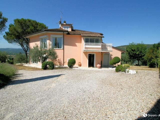 Villa panoramica in collina con parco e piscina in vendita a. 230m² Capolona